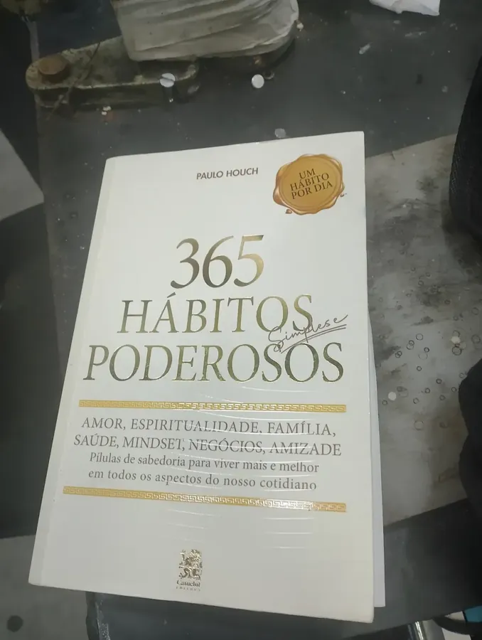 Livro 365 Hábitos Simples e Poderosos sobre a bancada