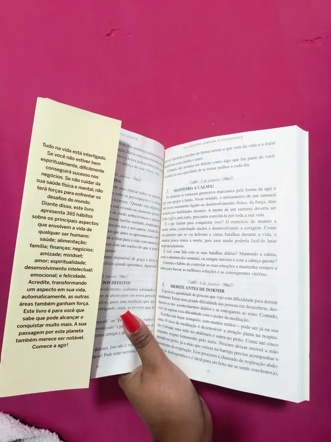 Livro aberto com o marcador nas primeiras páginas